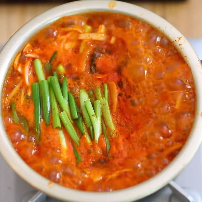 Nồi canh kim chi cá ngừ hoàn thành với màu sắc hấp dẫn