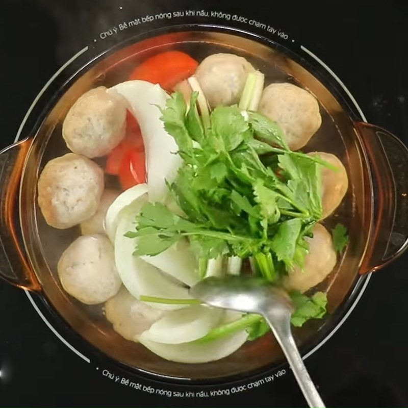Nêm nếm gia vị chuẩn vị cho nồi canh cá thác lác cà chua nấu ngót