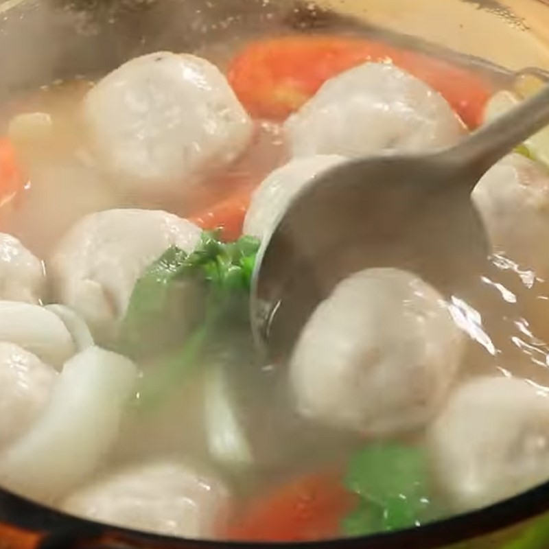 Thêm nước vào nồi thịt heo và kim chi đã xào, đun sôi