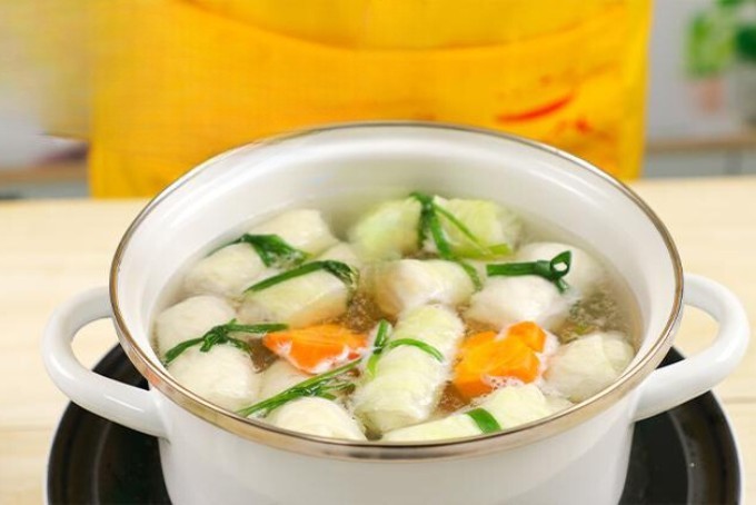 Nấu canh bắp cải cuốn thịt trên bếp