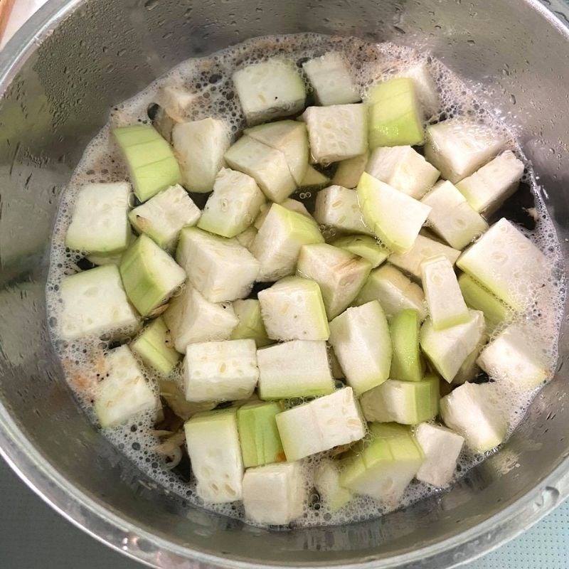 Nêm nếm gia vị cho nồi canh bầu với tép khô vừa ăn, dậy mùi thơm