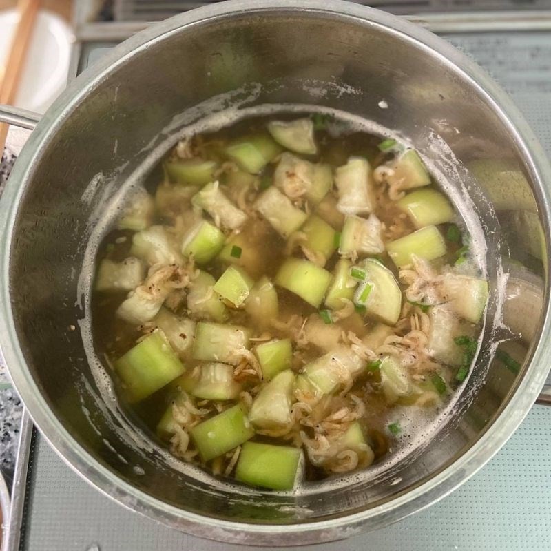 Canh bầu với tép khô sôi đều, bầu đã chín mềm, sẵn sàng thưởng thức