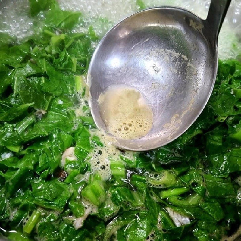 Hớt bọt để nước canh cá rô rau cải trong và ngon hơn