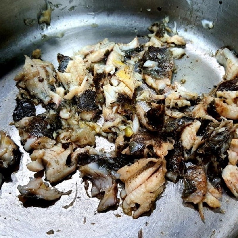 Thịt cá rô xào săn trong nồi trước khi nấu canh rau cải
