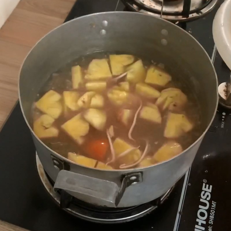 Các loại rau được cho vào nồi canh chua cá trê
