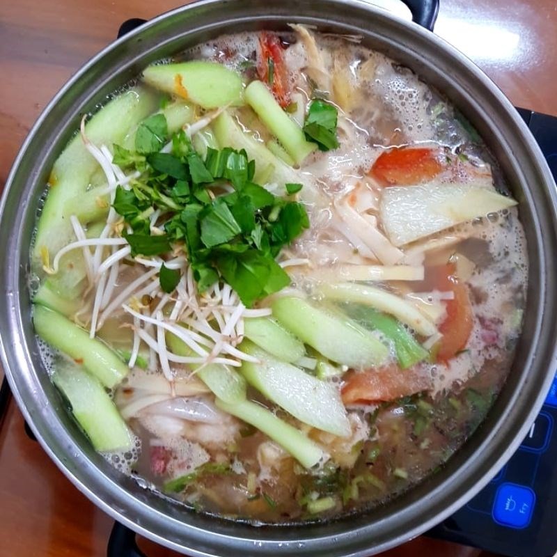 Hoàn thành món canh chua cá lăng