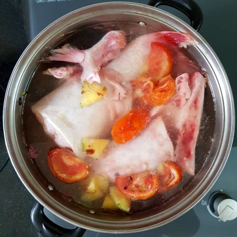 Đun sôi nước và cá đã ướp