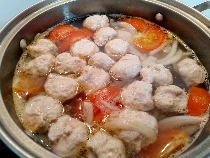 Thả mọc và sấu vào nồi nước dùng để nấu canh mọc dọc mùng