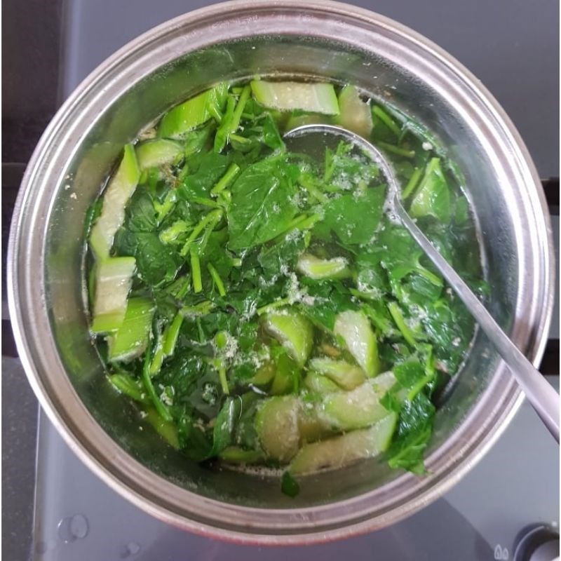 Thêm mướp và rau mồng tơi vào nồi canh, tạo hương vị đặc trưng cho cách nấu canh cua mồng tơi mướp