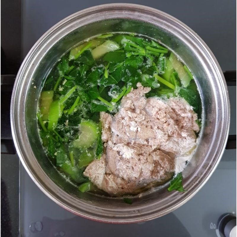 Nồi canh cua mồng tơi mướp đang sôi, chuẩn bị hoàn thành món canh thanh mát
