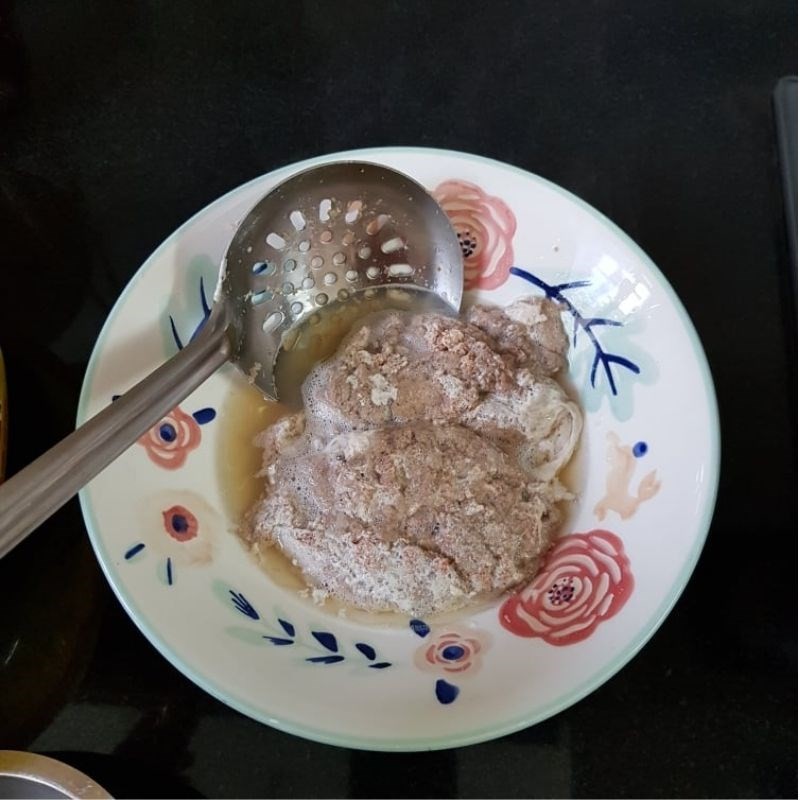 Vớt riêu cua ra tô để riêng, giữ cho nước canh trong và đẹp mắt khi nấu canh cua mồng tơi mướp
