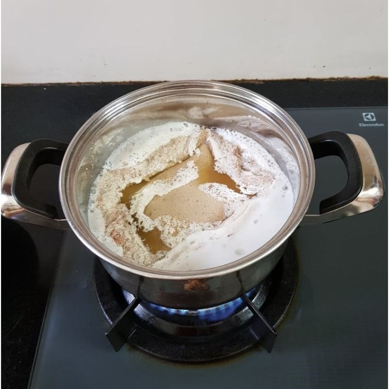 Nồi canh cua đang sôi, riêu cua nổi lên, bắt đầu quá trình nấu canh cua mồng tơi mướp