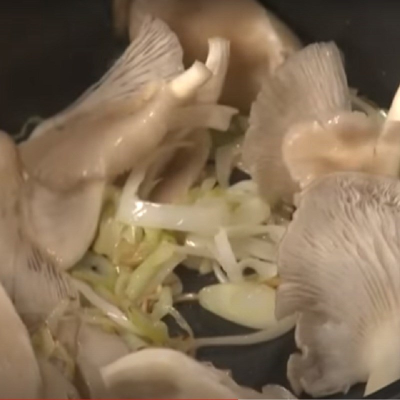 Nấu canh đu đủ hườm với nấm bào ngư, đậu hũ non và lá lốt, tạo hương vị đặc trưng