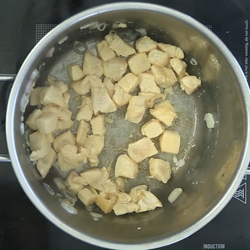 Xào thịt gà đã ướp để nấu canh gà hạt sen