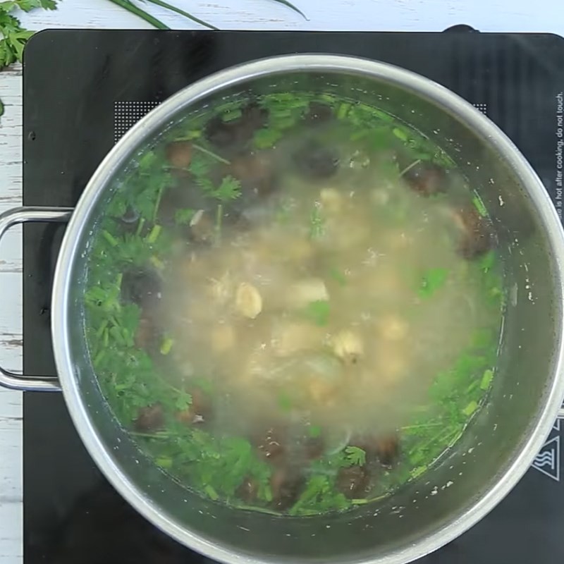 Canh gà hạt sen thơm ngon, bổ dưỡng khi hoàn thành