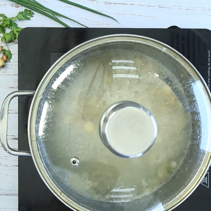 Nấu canh gà hạt sen với các nguyên liệu