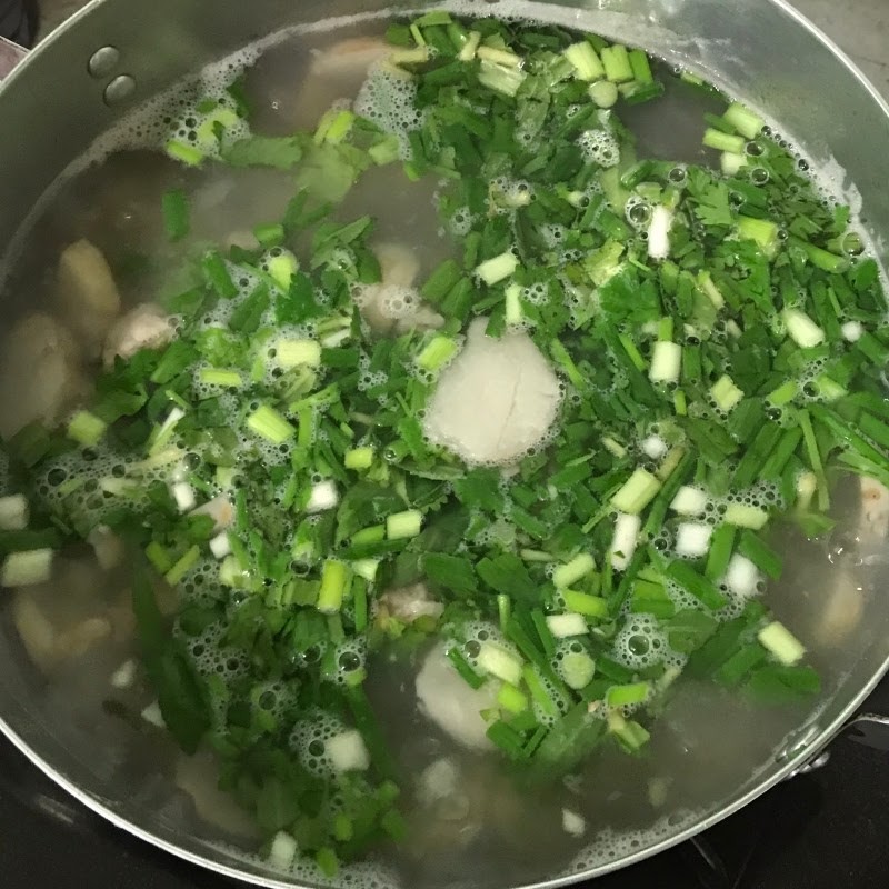Nêm nếm gia vị cho nồi canh khoai sọ hầm xương đậm đà, vừa miệng