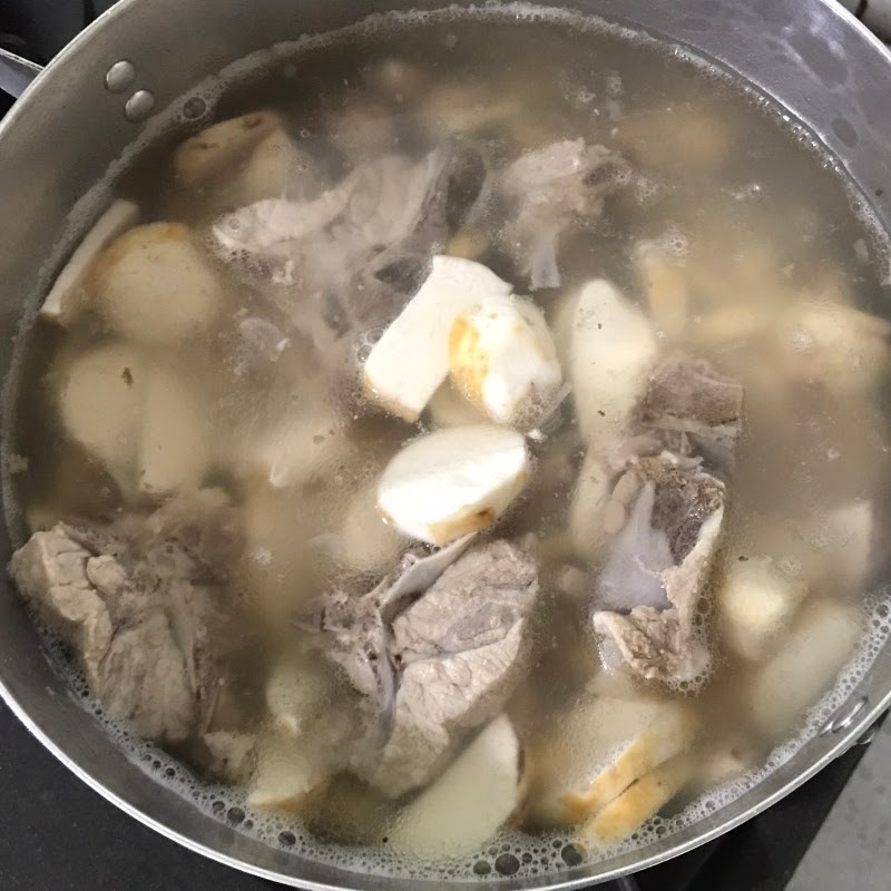 Cho khoai sọ vào nồi hầm xương, bắt đầu giai đoạn nấu chính canh