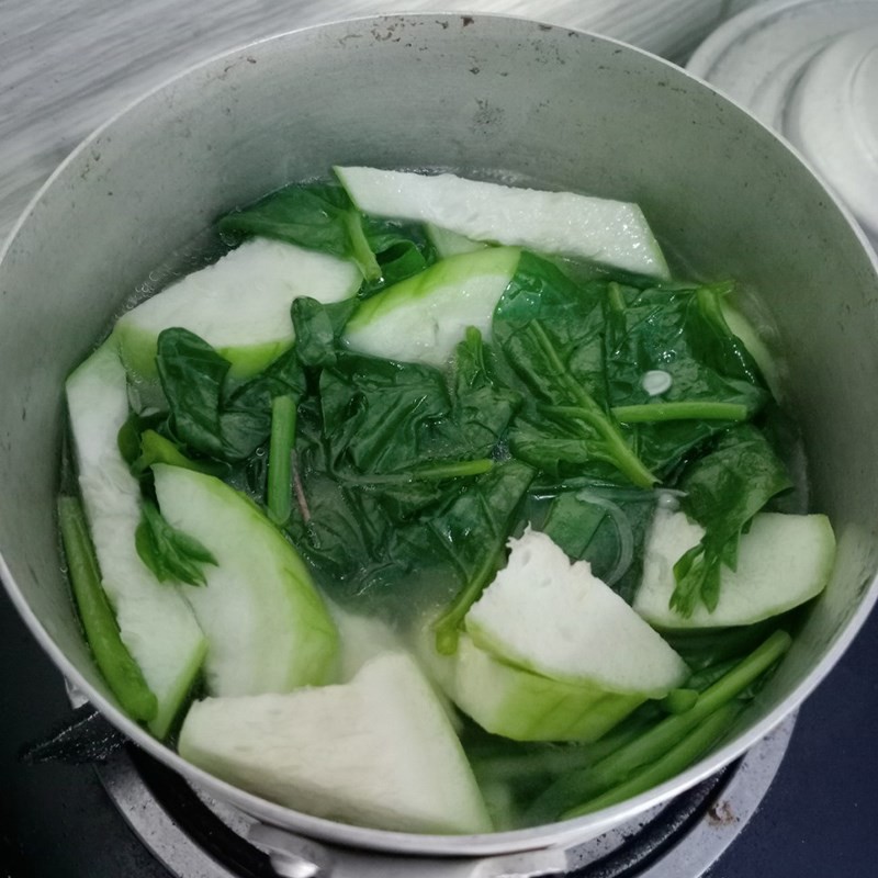 Cho mướp vào nấu cùng rau mồng tơi để có món canh thanh mát, bổ dưỡng