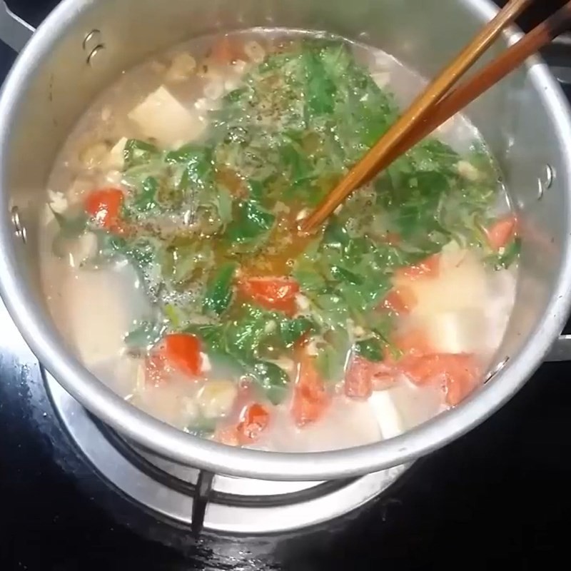 Nồi canh ngao đậu phụ sôi nhẹ, hương thơm lan tỏa, một món đậu phụ ngon đúng điệu
