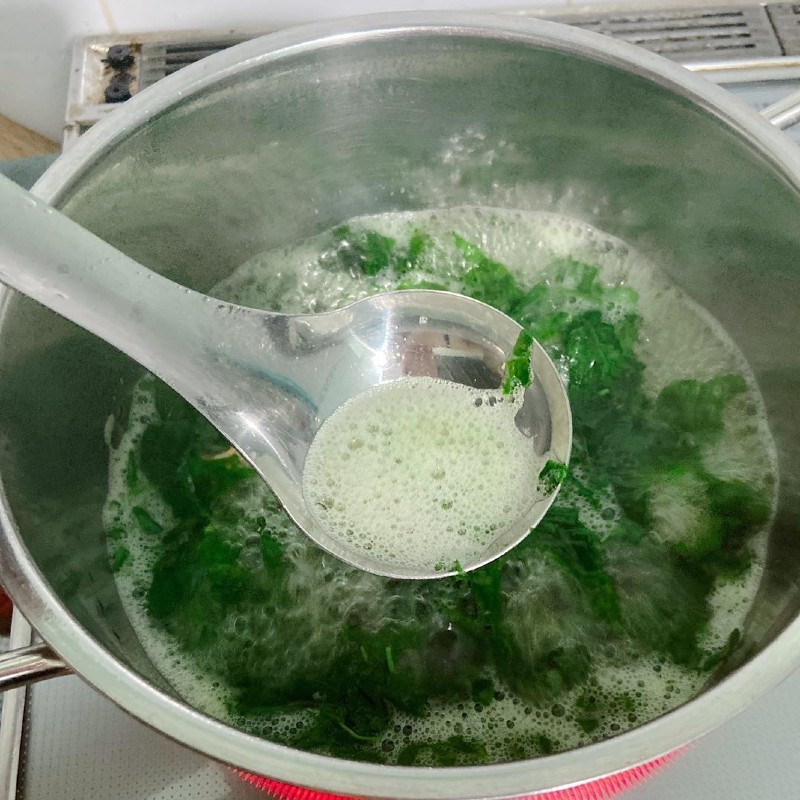 Nêm gia vị muối, hạt nêm, bột ngọt vào nồi canh rau đay với tôm khô.