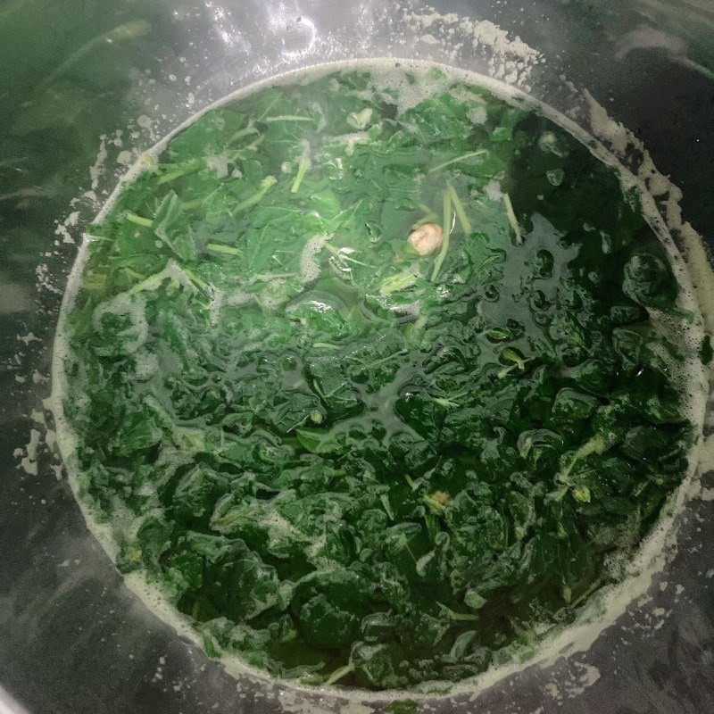 Canh rau đay với tôm khô sôi đều, thấm vị, chuẩn bị hoàn thành.