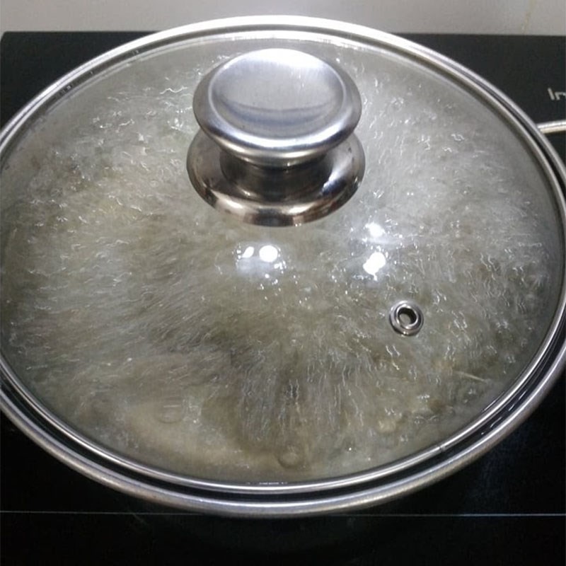Nước dùng sôi và rau ngót được cho vào nồi