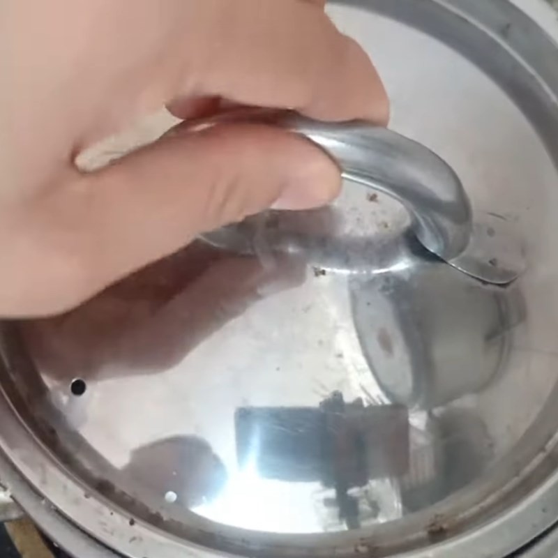 Đậy nắp nồi ủ cháo để hạt cháo nở mềm và ngon hơn