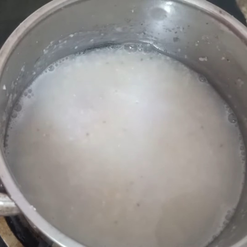 Cháo đang được ủ giúp hạt gạo nở đều, mềm mại