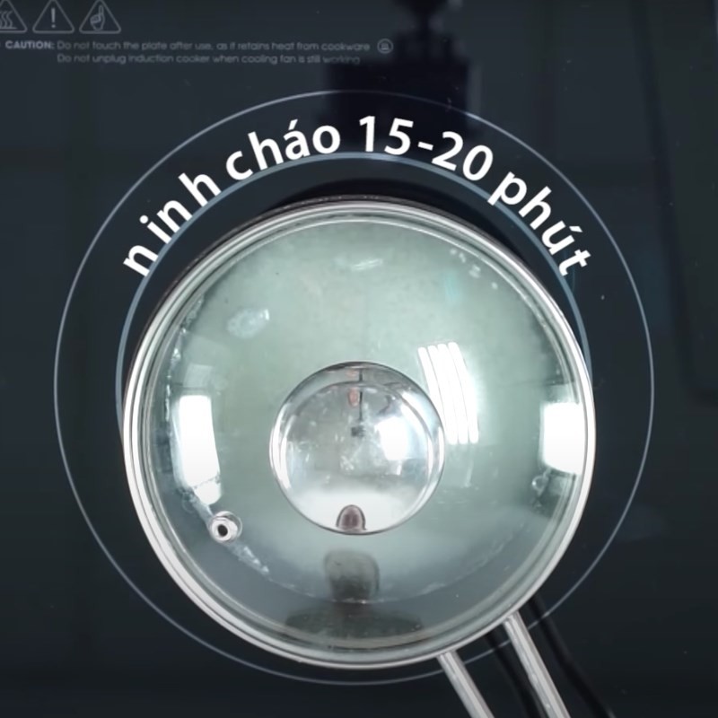 Thêm nước cua đồng đã lọc vào nồi cháo