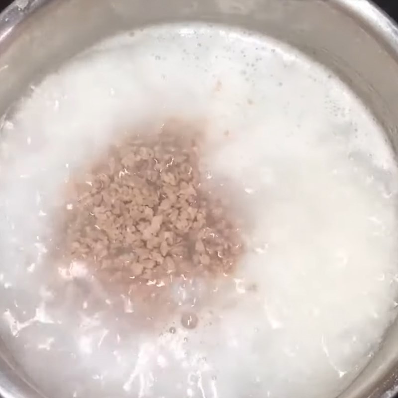 Cách nấu củ dền cho bé: Thêm thịt bò băm vào cháo