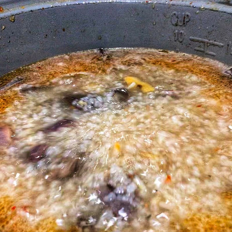 Nồi cháo vịt đang sôi nhẹ, gạo nở bung đều, tỏa hương thơm ngào ngạt