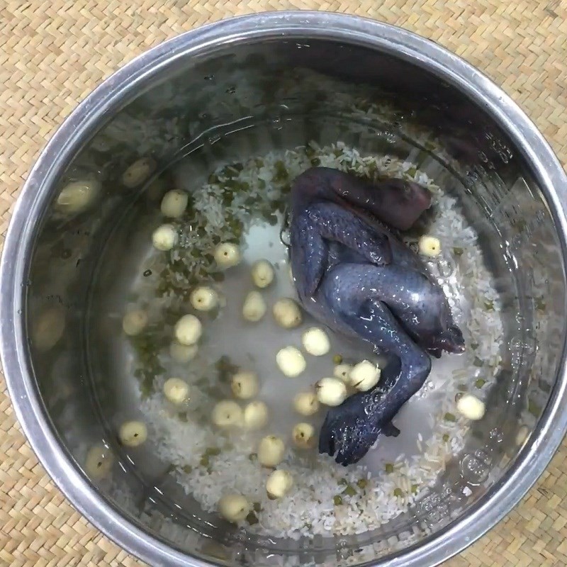 Cho tất cả nguyên liệu vào nồi áp suất để nấu cháo hạt sen đậu xanh gà ác