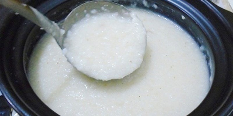 Khuấy đều bột gạo trong nồi