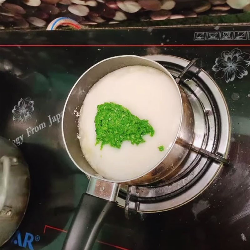 Khuấy đều cháo cá basa trên bếp