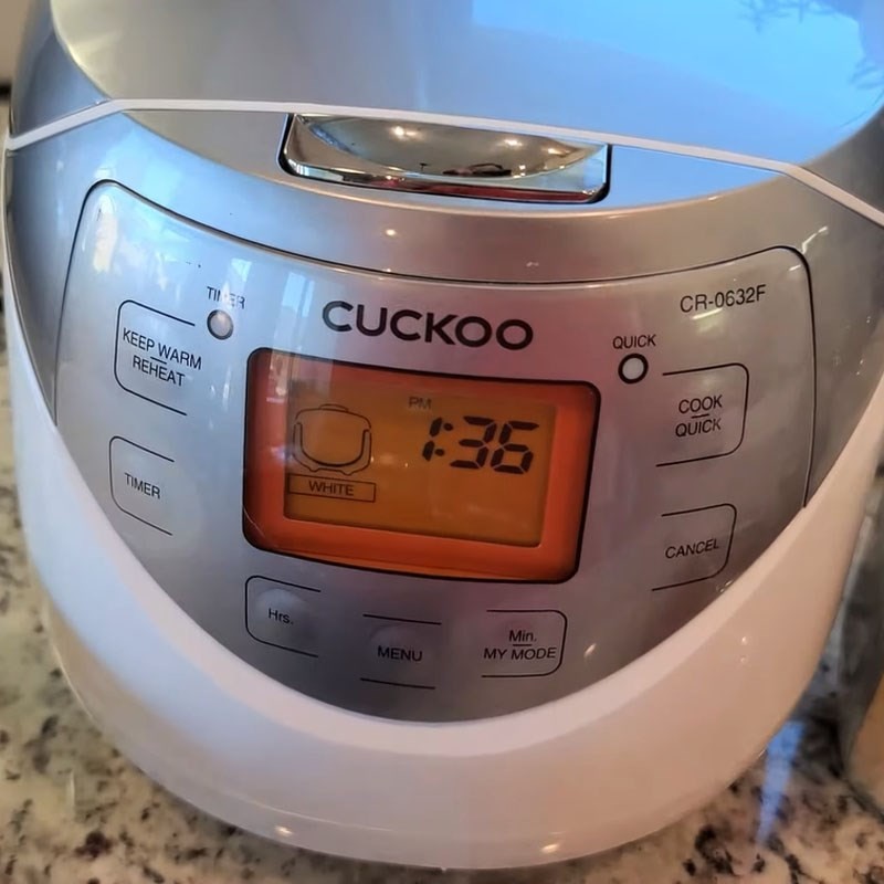 Nồi cơm điện Cuckoo đang hoạt động ở chế độ nấu cháo