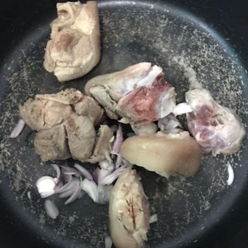 Xào giò heo cùng hành tím giúp thịt thơm và săn chắc hơn trước khi nấu cháo.