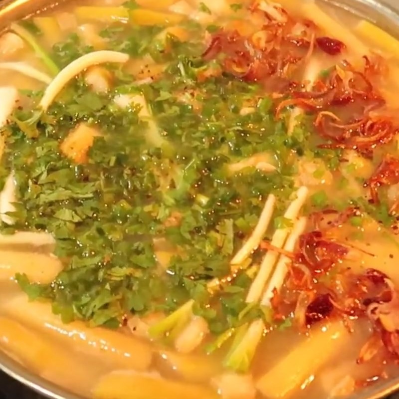 Hành phi vàng giòn rắc lên cháo môn lươn