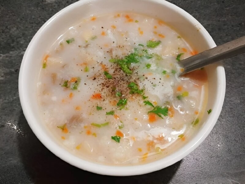 Tô cháo thịt bằm cà rốt và khoai tây thơm ngon, cung cấp vitamin cho người ốm