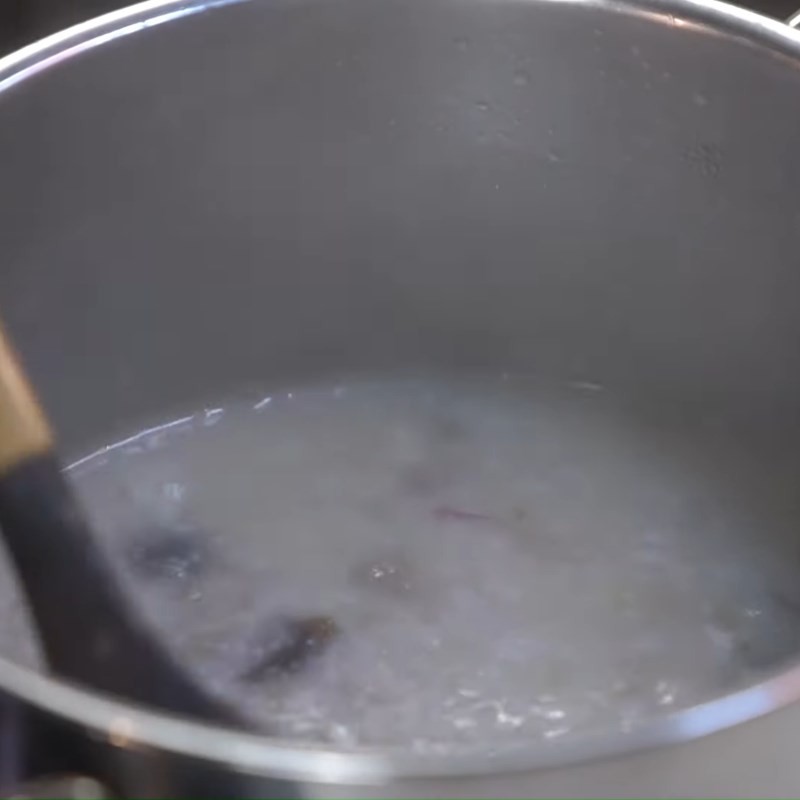 Cho trứng bắc thảo, gia vị và lòng trắng trứng gà vào nấu cùng cháo