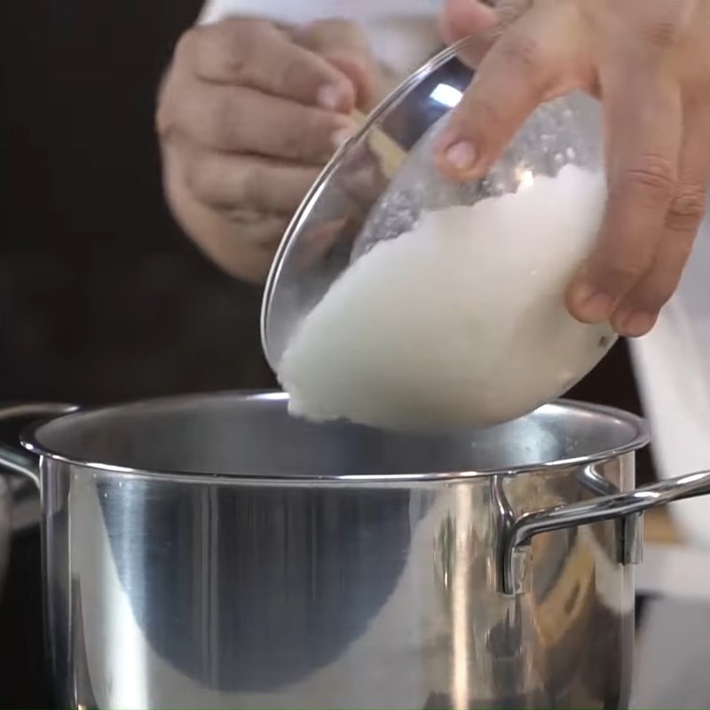 Ninh cháo gạo đã ngâm nở