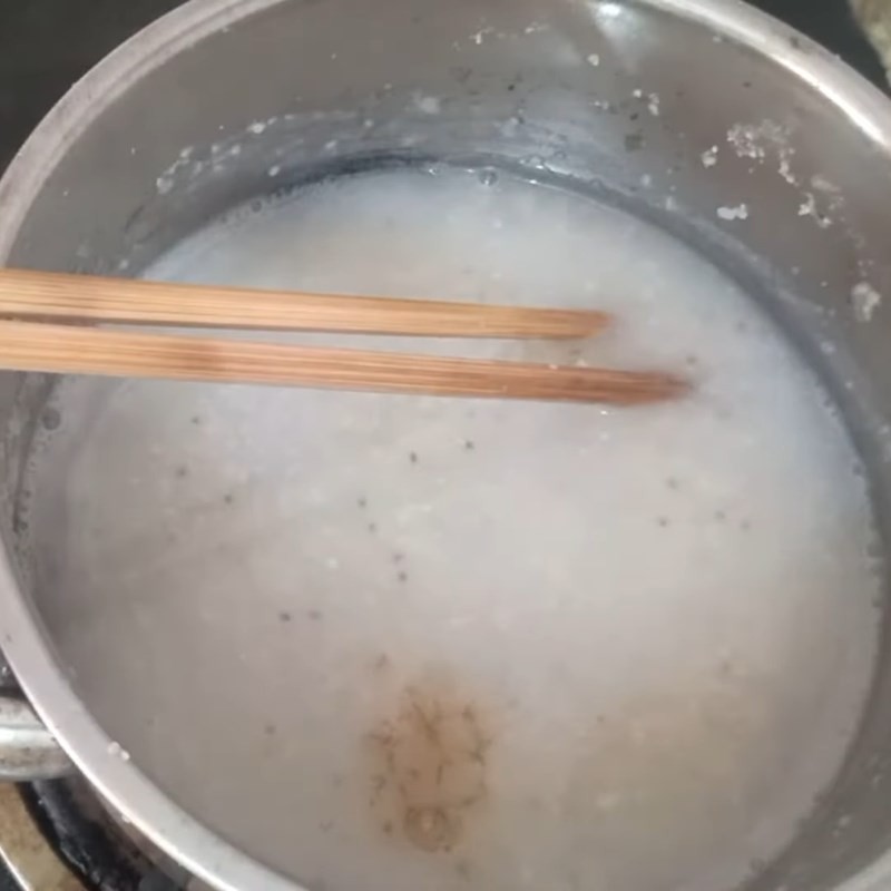 Cho cà chua cắt hạt lựu vào cháo trứng cà chua