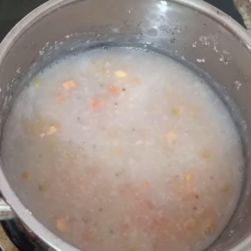 Khuấy đều lòng đỏ trứng vào cháo trứng cà chua