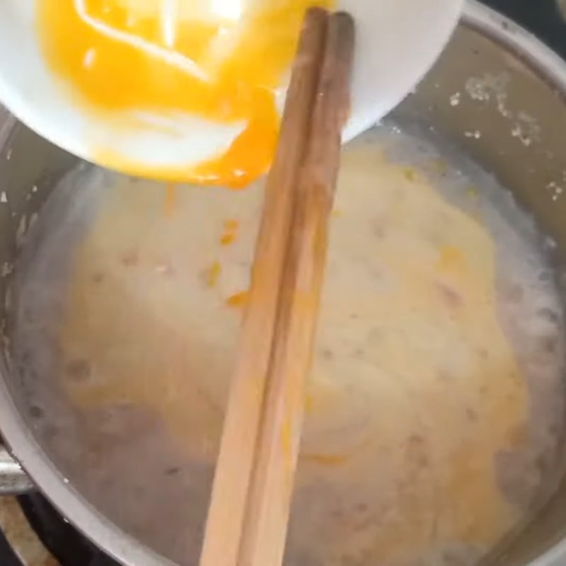 Cháo trứng cà chua chuyển màu vàng nhạt khi trứng chín tới