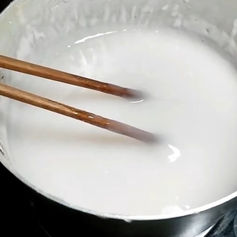 Khuấy đều tay để chè không bị vón cục