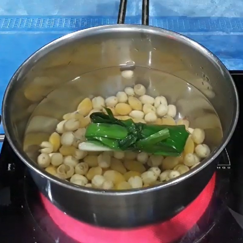 Nồi chè với bạch quả, hạt sen và lá dứa đang sôi.