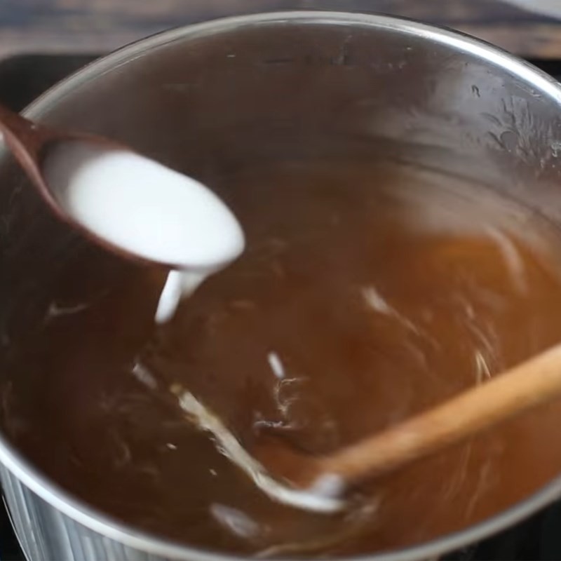 Hòa bột năng vào nước đường thốt nốt