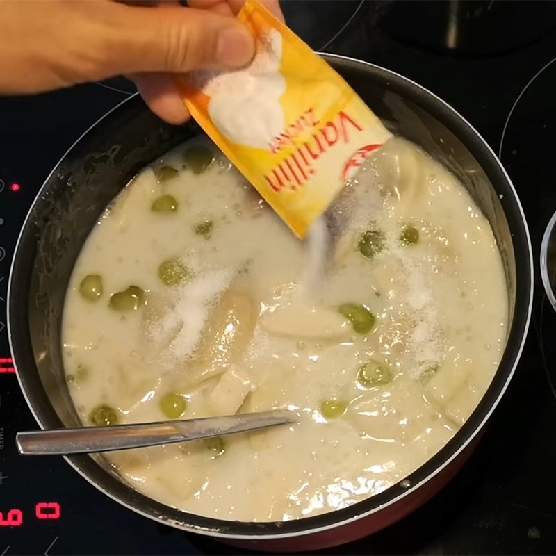 Nồi chè chuối khoai môn trân châu sôi nhẹ, thêm đường vani và tắt bếp