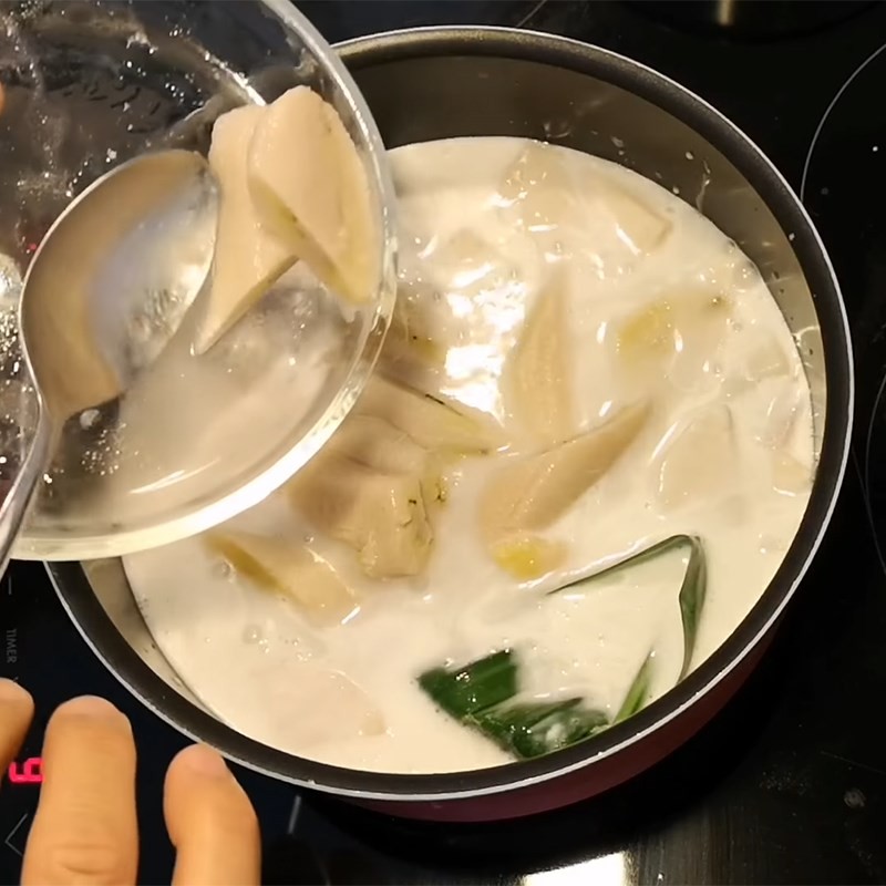 Cho chuối và khoai môn đã luộc vào nồi nước cốt dừa, bắt đầu nấu chè chuối khoai môn