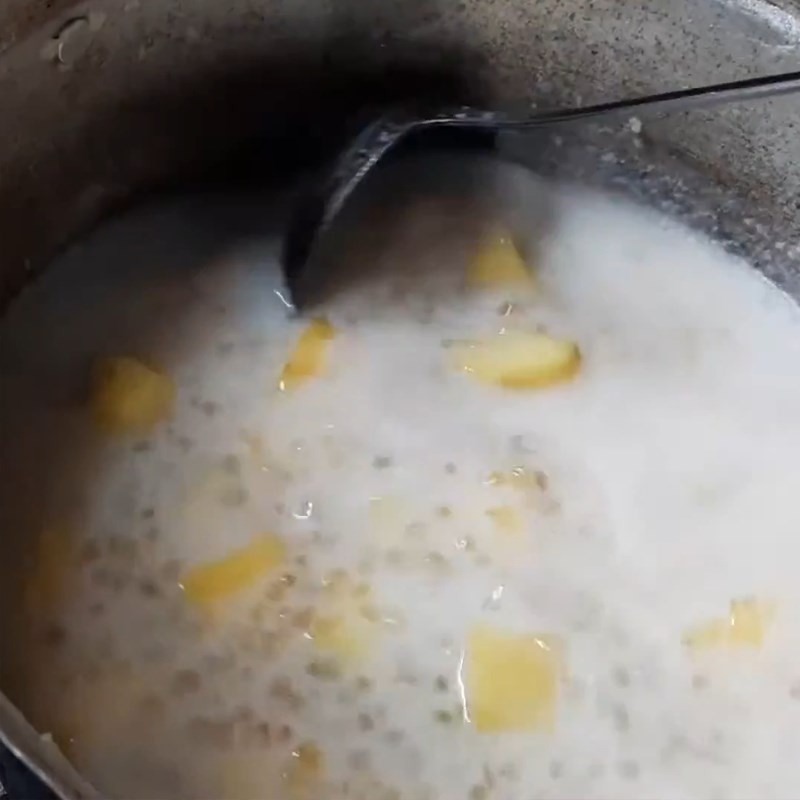 Chè chuối sáp khoai lang đang sôi, khoai lang và bột báng dần chín mềm và trong